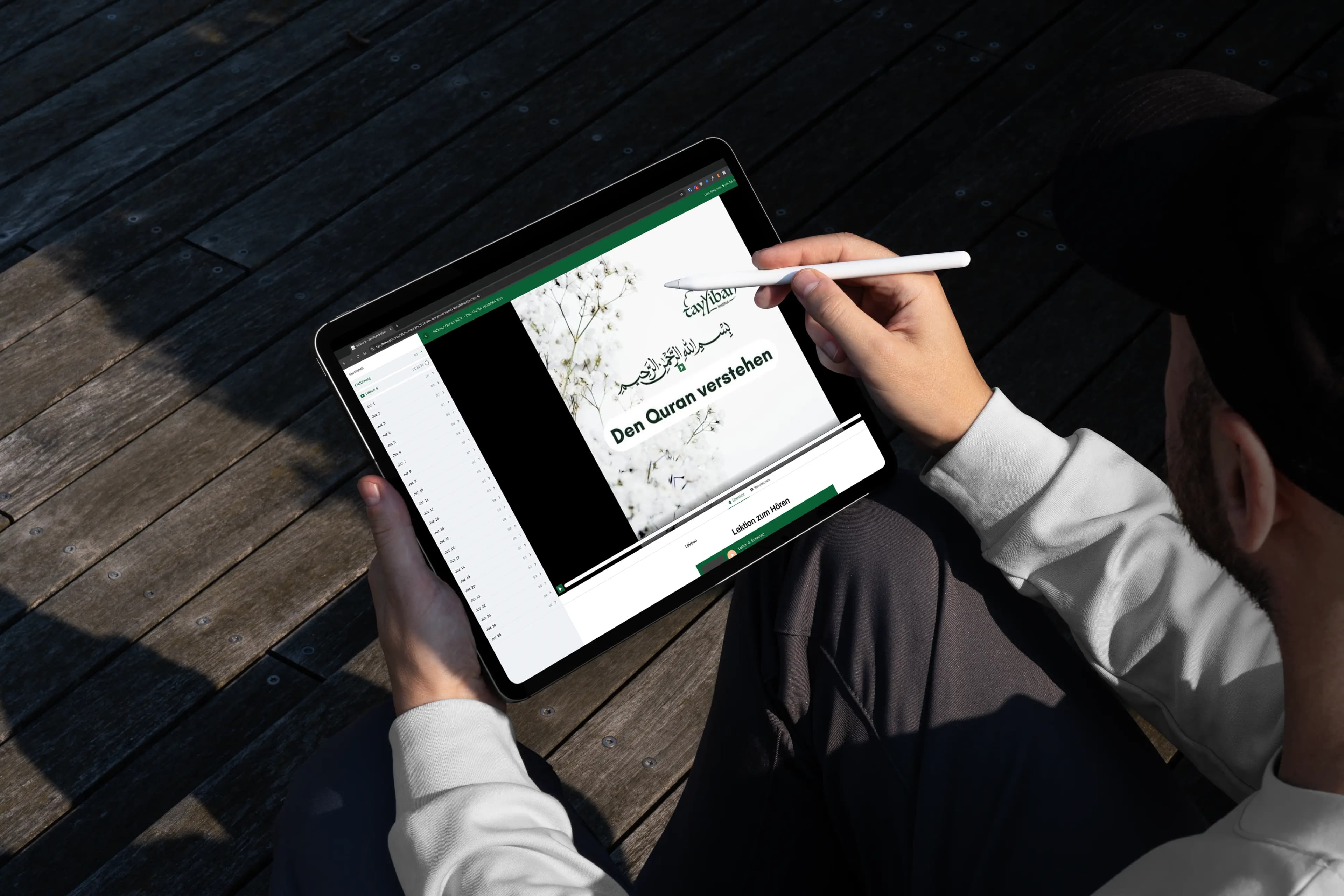 Tayyibah Institut Laptop-Mockup